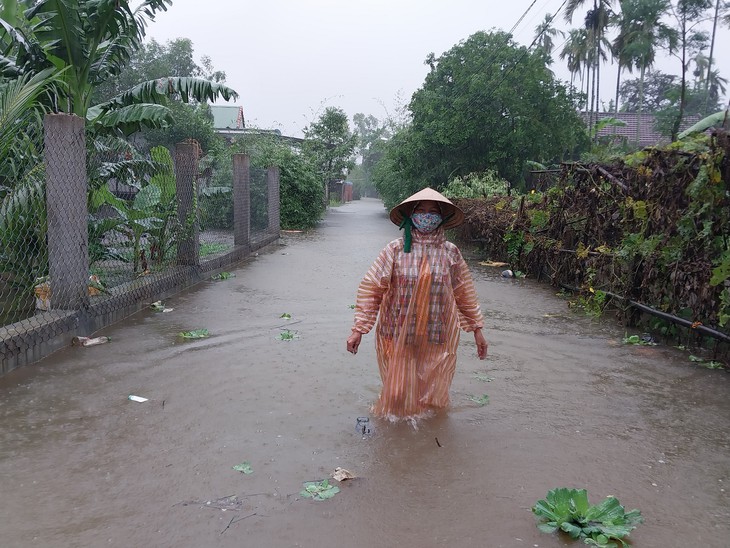 Miền Trung mưa trắng trời, khẩn cấp di dời hàng chục ngàn dân khỏi nơi nguy hiểm - Ảnh 1.