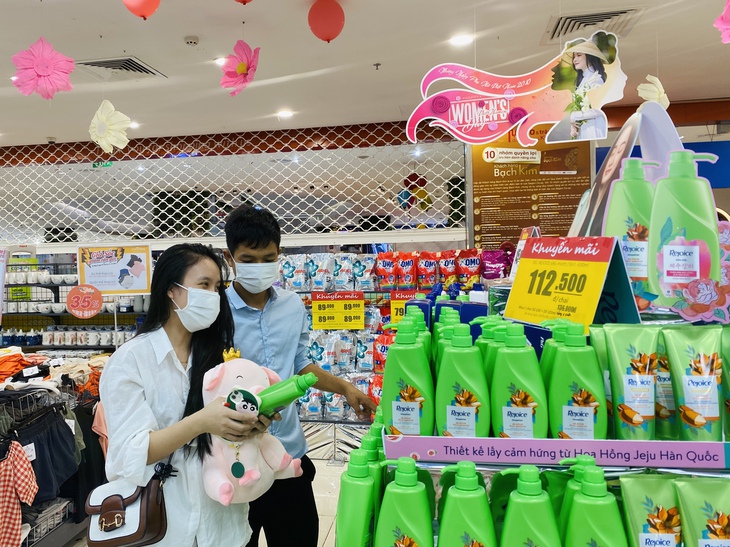 Thị trường quà tặng 20-10 sôi động trở lại sau đại dịch - Ảnh 1. Thị trường quà tặng 20-10 sôi động trở lại sau đại dịch - Ảnh 1.