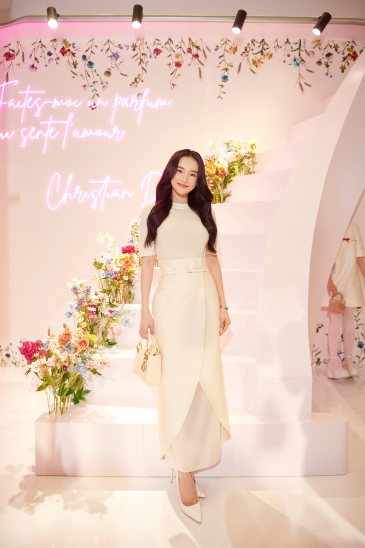 Nhã Phương, Diễm My 9X và Angela Phương Trinh đọ nhan sắc gây thương nhớ - Ảnh 2. Nhã Phương, Diễm My 9X và Angela Phương Trinh đọ nhan sắc gây thương nhớ - Ảnh 2.