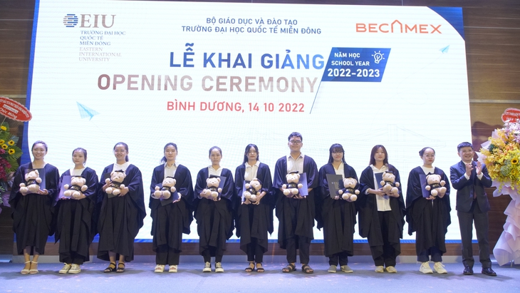 Sinh viên Trường Đại học Quốc tế miền Đông ra trường giỏi tiếng Anh - Ảnh 1.