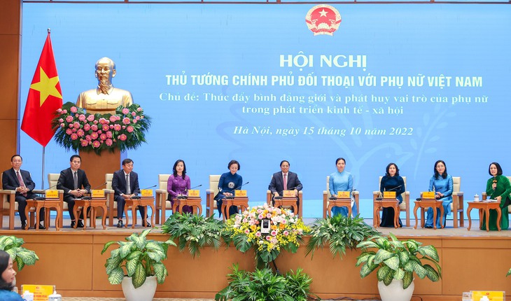 Đối thoại với phụ nữ: Thủ tướng trực tiếp giải đáp nhiều vấn đề nóng - Ảnh 2.