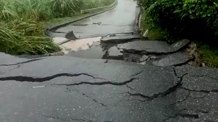 Mặt đường nứt toác, đường lên cửa khẩu quốc tế La Lay tê liệt hoàn toàn - Ảnh 1.