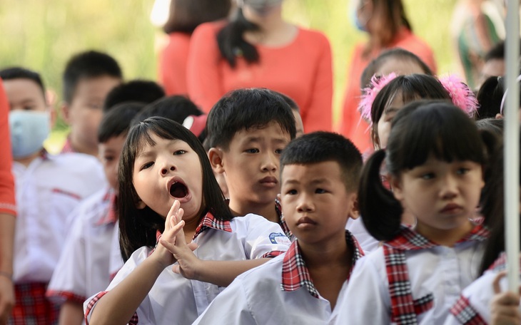 Giờ vào học quá sớm: Học sinh mỗi đêm chỉ ngủ 5-6 tiếng, để làm chi vậy?