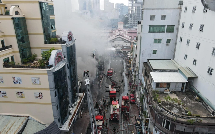 Chiều 29 Tết, cháy lớn ở trung tâm TP.HCM, cách phòng cảnh sát chữa cháy vài trăm mét - Ảnh 3.