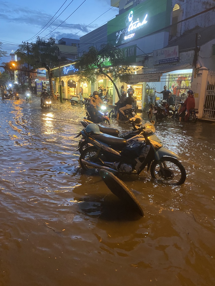 Dùng xe chuyên dụng giải cứu xe của phụ huynh học sinh khỏi đường ngập nặng - Ảnh 2. Dùng xe chuyên dụng giải cứu xe của phụ huynh học sinh khỏi đường ngập nặng - Ảnh 2.