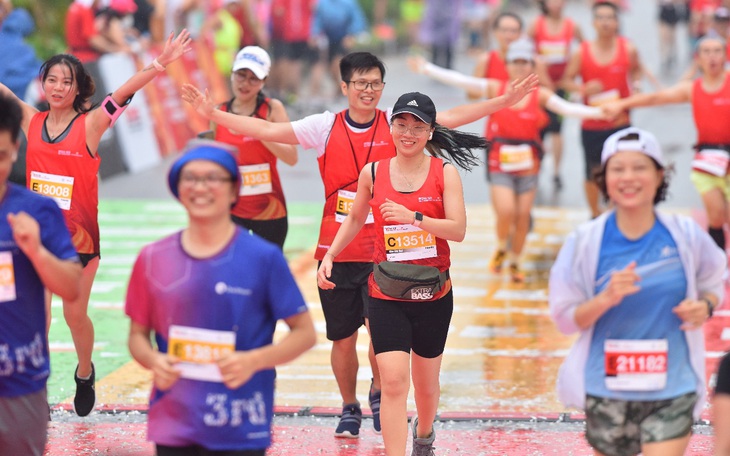 Đỗ Quốc Luật, Nguyễn Thị Oanh vô địch giải Hà Nội Marathon Techcombank