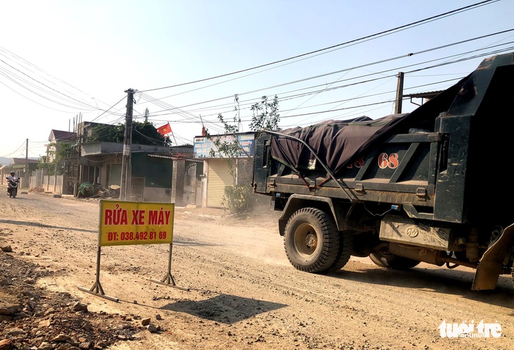 Người dân dùng đá, xe kéo chắn ngang vì đường trăm tỉ đang làm quá bụi - Ảnh 1.