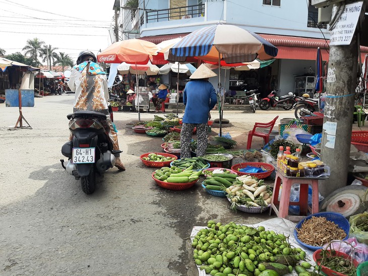 Ảnh hưởng triều cường và mưa, rau màu tăng giá gấp đôi, nhiều loại không có hàng - Ảnh 1.