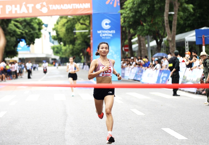 Nguyễn Thị Oanh, Trần Văn Đảng vô địch Giải chạy báo Hà Nội Mới 2022 - Ảnh 1.