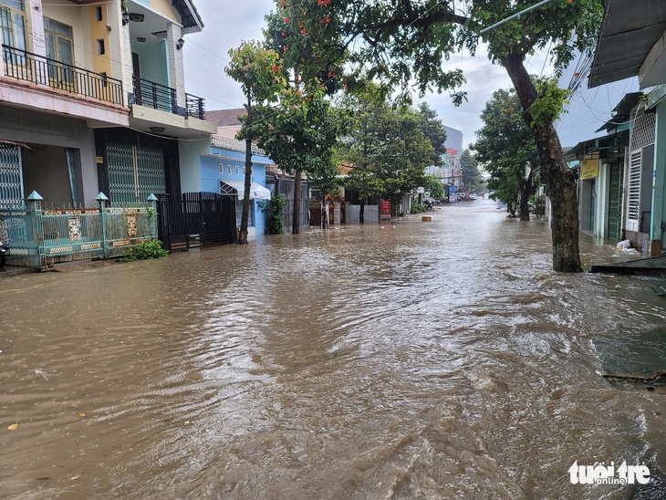 Mưa chỉ hơn 1 giờ nhưng trung tâm TP Kon Tum ngập sâu - Ảnh 2.