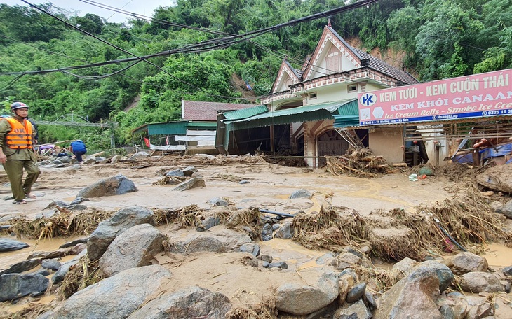 Lũ quét làm trôi ô tô, tràn đất đá vào ngân hàng, nhà cửa