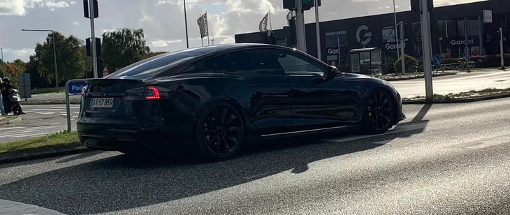 Tesla Model S độ đầu theo phong cách siêu xe Lamborghini - Ảnh 1.