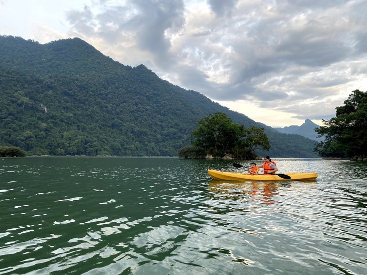 Về hồ Ba Bể chèo thuyền kayak, săn mây Đồn Đèn - Ảnh 1.