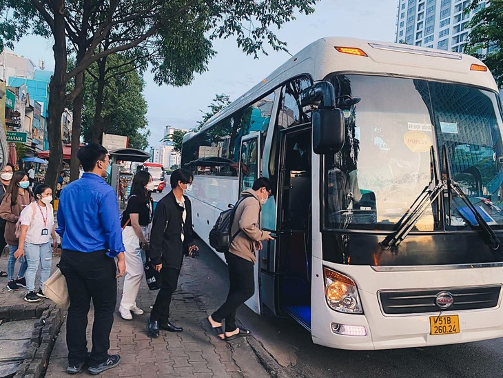 Trường nhiều cơ sở, sinh viên mướt mồ hôi vượt hàng chục cây số đi học - Ảnh 1. Trường nhiều cơ sở, sinh viên mướt mồ hôi vượt hàng chục cây số đi học - Ảnh 1.