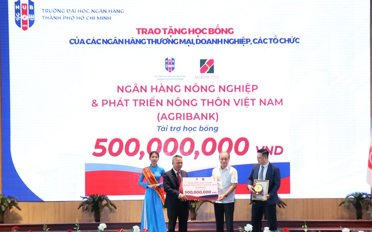 Agribank tặng 500 triệu đồng hỗ trợ sinh viên đại học ngân hàng TP.HCM