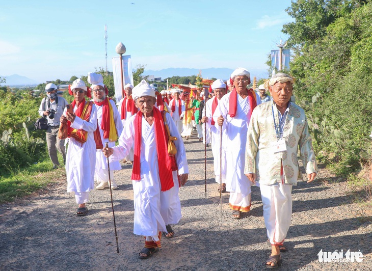 Rực rỡ sắc màu lễ hội Katê Ninh Thuận - Ảnh 3.