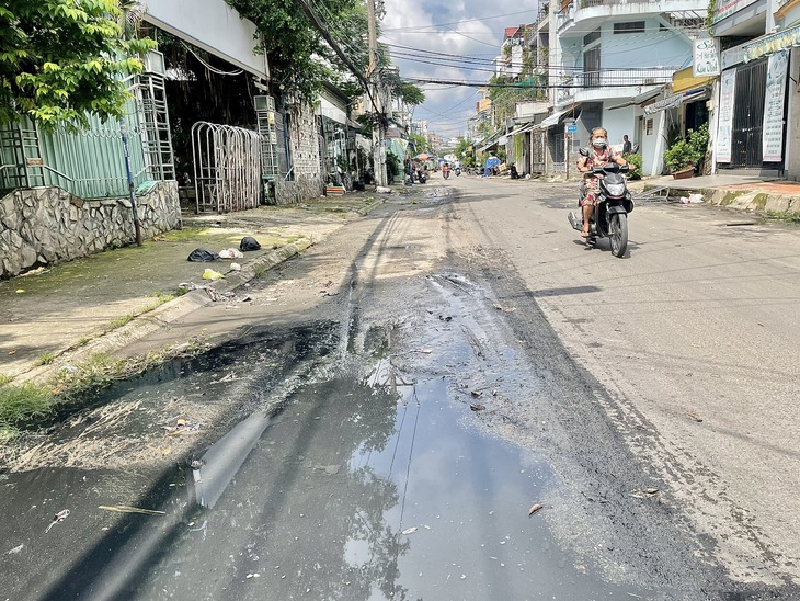 Nước ngập đỏ lòm đường Phan Anh, Tô Hiệu sau mưa: Vẫn chưa tìm ra nguyên nhân - Ảnh 3.