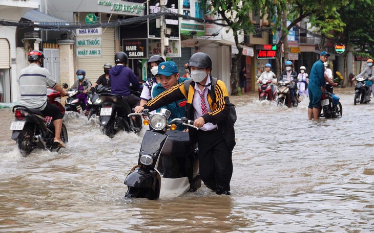 Ứng phó đợt triều cường mới, nhiều trường ở Cần Thơ cho học sinh học trực tuyến