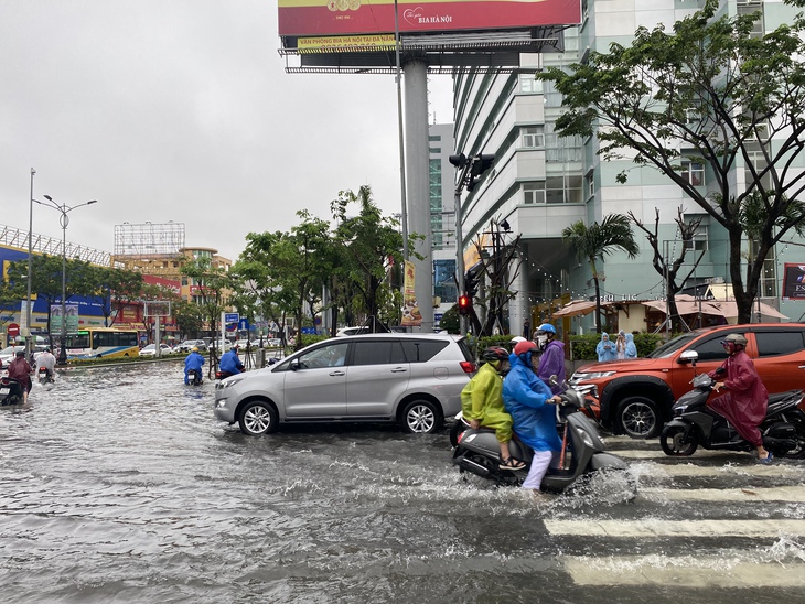 Mưa lớn, người Đà Nẵng lại hốt hoảng khi đi trên đường - Ảnh 2.