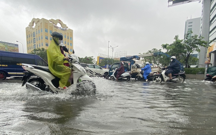 Mưa lớn, người Đà Nẵng lại hốt hoảng khi đi trên đường