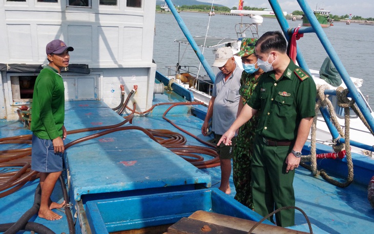 Biên phòng Bà Rịa - Vũng Tàu bắt tàu cá chở 110.000 lít dầu 