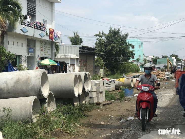 Dân kêu khổ vì công trình kè rạch tại trung tâm TP Long Xuyên nằm ì nhiều tháng - Ảnh 1.