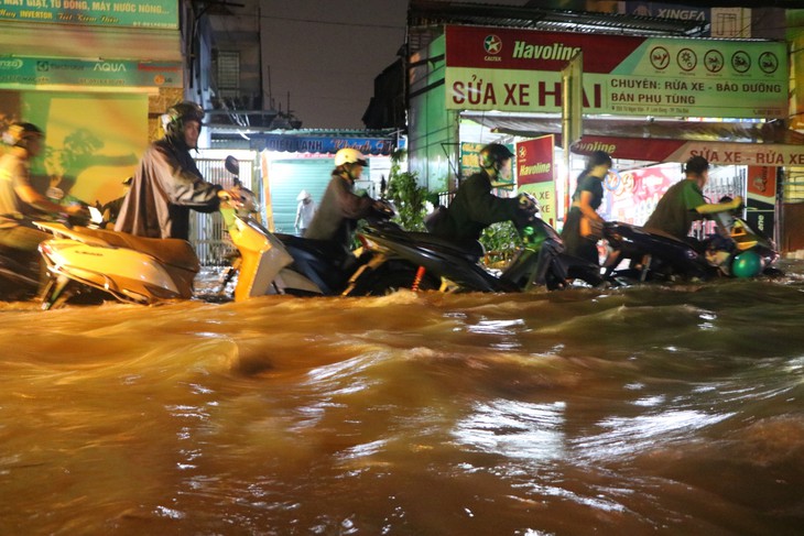 Vì sao hai ngày qua, TP.HCM mưa to về đêm? - Ảnh 1.