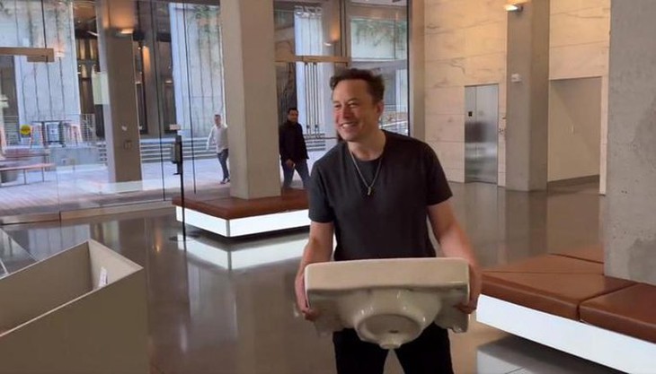 Elon Musk bưng bồn rửa đến văn phòng Twitter với nụ cười tươi - Ảnh 1. Elon Musk bưng bồn rửa đến văn phòng Twitter với nụ cười tươi - Ảnh 1.