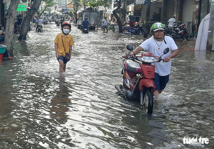 Người dân Cần Thơ lại khổ sở vì triều cường - Ảnh 4.