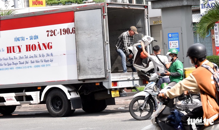 Xe dù, bến cóc lại bùng phát: Vì sao dẹp mãi không xong? - Ảnh 3.