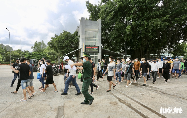 Lao động từ Campuchia về nước qua cửa khẩu Mộc Bài tăng đột biến - Ảnh 1.