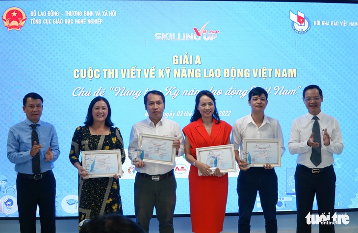 Trao giải cuộc thi viết về kỹ năng lao động năm 2022 - Ảnh 1.