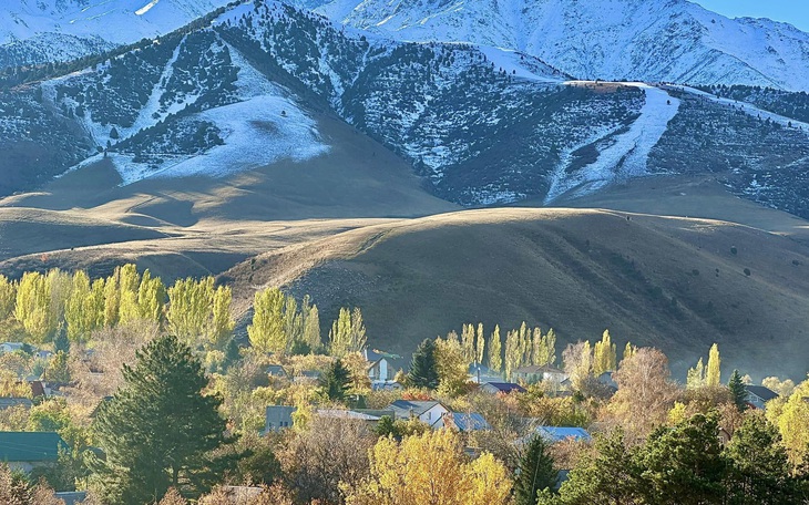 Theo chân du khách Việt ngắm thu vàng trên con đường tơ lụa từ Kazakhstan đến Kyrgyzstan