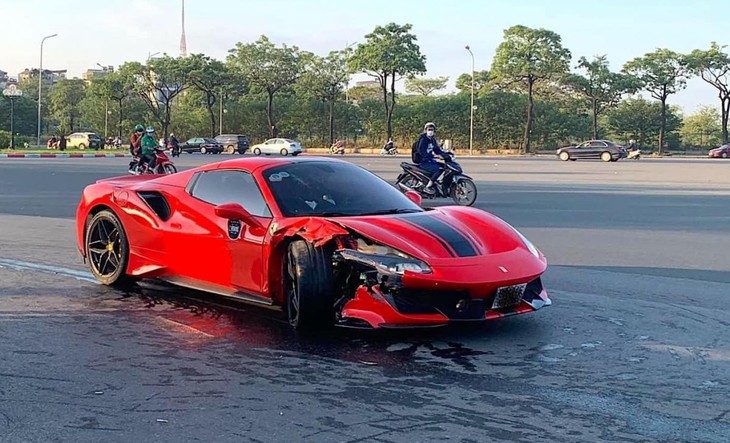 Chủ siêu xe Ferrari đụng chết người đi xe máy là người nước ngoài - Ảnh 1.