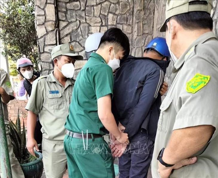 Kịp thời ngăn chặn thanh niên đổ xăng đòi đốt cơ sở mầm non ở Bình Dương - Ảnh 2. Kịp thời ngăn chặn thanh niên đổ xăng đòi đốt cơ sở mầm non ở Bình Dương - Ảnh 2.