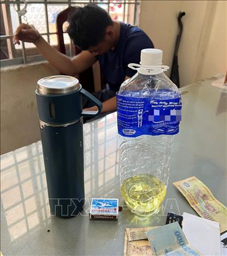 Kịp thời ngăn chặn thanh niên đổ xăng đòi đốt cơ sở mầm non ở Bình Dương - Ảnh 1. Kịp thời ngăn chặn thanh niên đổ xăng đòi đốt cơ sở mầm non ở Bình Dương - Ảnh 1.