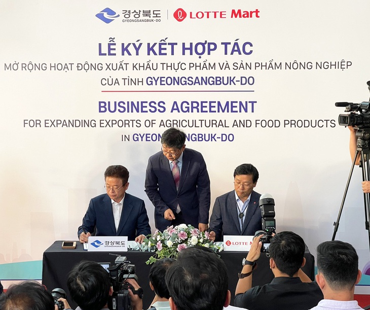 Tỉnh Gyeongsangbuk-do (Hàn Quốc) ký kết hợp tác với LOTTE Mart - Ảnh 1. Tỉnh Gyeongsangbuk-do (Hàn Quốc) ký kết hợp tác với LOTTE Mart - Ảnh 1.