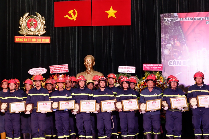 ‘Làm việc ở nơi ai cũng tìm cách thoát ra, còn chúng tôi lao vào’ - Ảnh 1. ‘Làm việc ở nơi ai cũng tìm cách thoát ra, còn chúng tôi lao vào’ - Ảnh 1.
