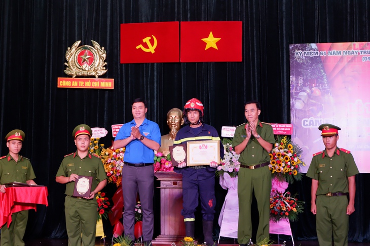 ‘Làm việc ở nơi ai cũng tìm cách thoát ra, còn chúng tôi lao vào’ - Ảnh 2. ‘Làm việc ở nơi ai cũng tìm cách thoát ra, còn chúng tôi lao vào’ - Ảnh 2.