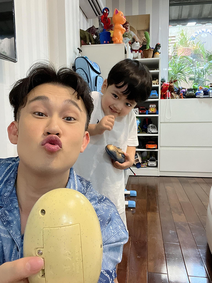 Con trai Đàm Vĩnh Hưng nói tiếng Việt lơ lớ giống bố đỡ đầu Dương Triệu Vũ - Ảnh 2. Con trai Đàm Vĩnh Hưng nói tiếng Việt lơ lớ giống bố đỡ đầu Dương Triệu Vũ - Ảnh 2.