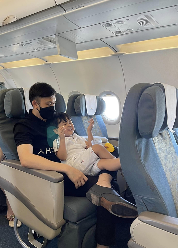 Con trai Đàm Vĩnh Hưng nói tiếng Việt lơ lớ giống bố đỡ đầu Dương Triệu Vũ - Ảnh 3. Con trai Đàm Vĩnh Hưng nói tiếng Việt lơ lớ giống bố đỡ đầu Dương Triệu Vũ - Ảnh 3.