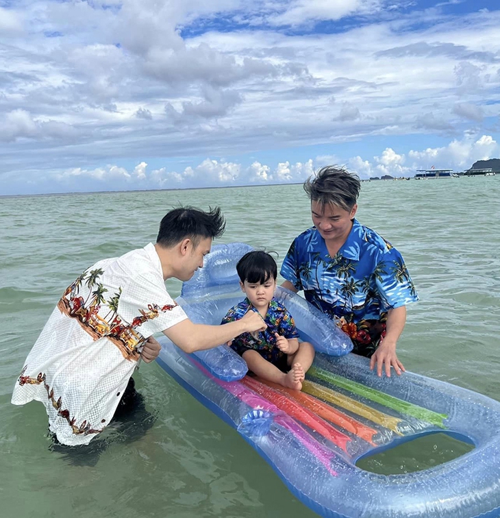 Con trai Đàm Vĩnh Hưng nói tiếng Việt lơ lớ giống bố đỡ đầu Dương Triệu Vũ - Ảnh 4. Con trai Đàm Vĩnh Hưng nói tiếng Việt lơ lớ giống bố đỡ đầu Dương Triệu Vũ - Ảnh 4.