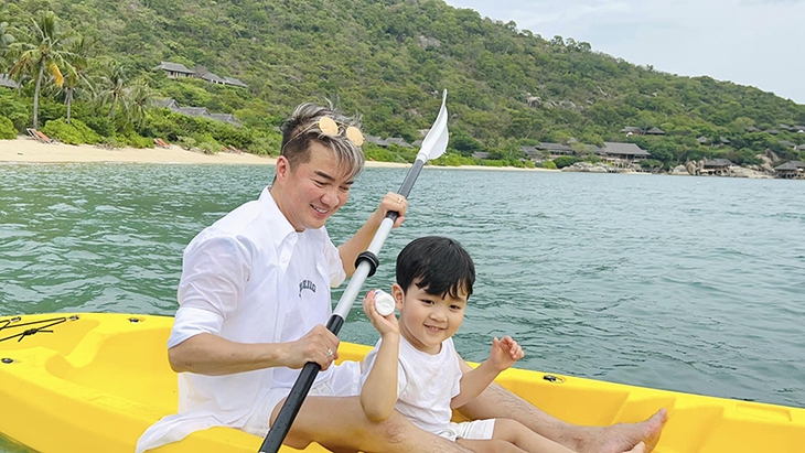 Con trai Đàm Vĩnh Hưng nói tiếng Việt lơ lớ giống bố đỡ đầu Dương Triệu Vũ - Ảnh 5. Con trai Đàm Vĩnh Hưng nói tiếng Việt lơ lớ giống bố đỡ đầu Dương Triệu Vũ - Ảnh 5.