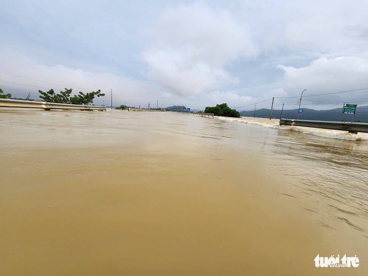 Quốc lộ 1 xuất hiện nhiều ‘ổ voi’ sau đợt mưa lũ kéo dài - Ảnh 4.