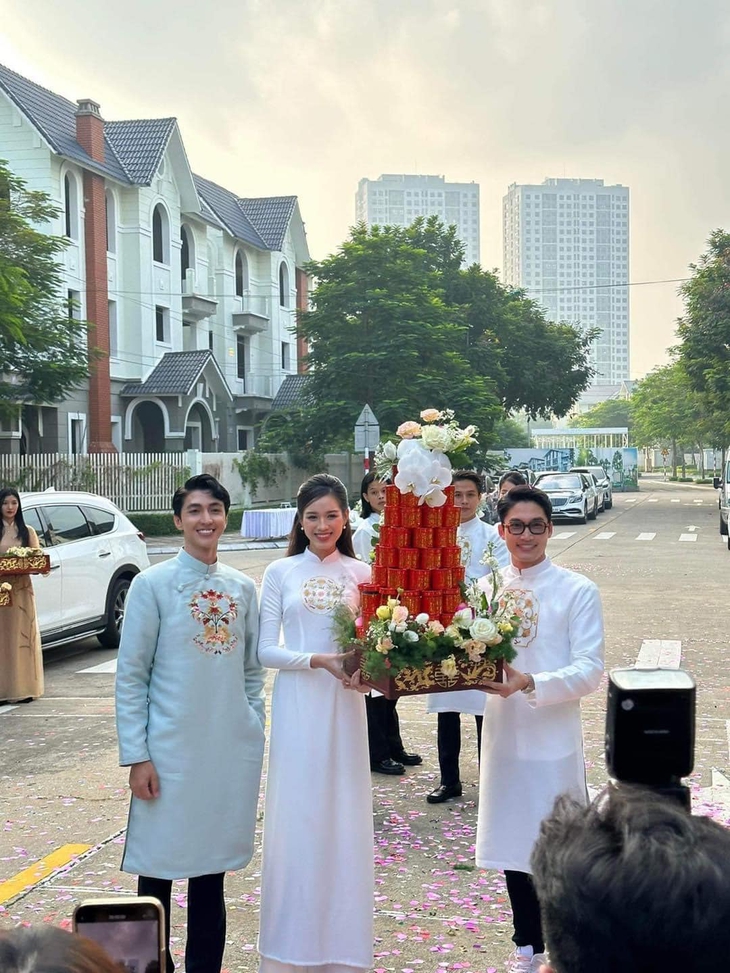 Dàn bê tráp toàn hoa hậu, mỹ nam trong đám hỏi Bình An - Phương Nga - Ảnh 2. Dàn bê tráp toàn hoa hậu, mỹ nam trong đám hỏi Bình An - Phương Nga - Ảnh 2.