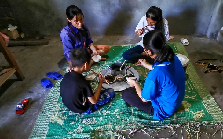 Cha phụ hồ, mẹ mù chữ, con thủ khoa - Ảnh 2.