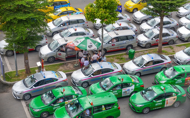 Đau đầu với taxi trá hình 