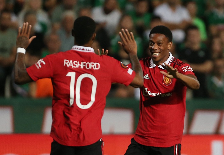 Man Utd chật vật ngược dòng trước đội bóng tí hon - Ảnh 1. Man Utd chật vật ngược dòng trước đội bóng tí hon - Ảnh 1.