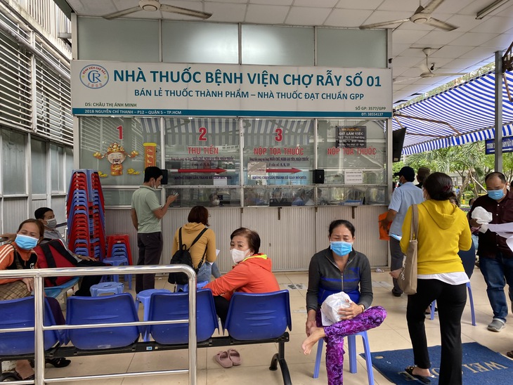 Thiếu điều dưỡng tại nhiều bệnh viện, TP.HCM đề xuất có thêm trợ lý điều dưỡng - Ảnh 2.