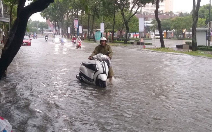 Mưa kéo dài đúng kỳ triều cường, nội ô TP Cần Thơ ngập nặng